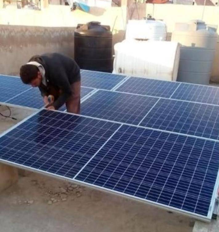 تركيب نظام طاقة شمسية لمنزل مواطن وجه نداء استغاثة بعد فصل التيار الكهربائي عنه
