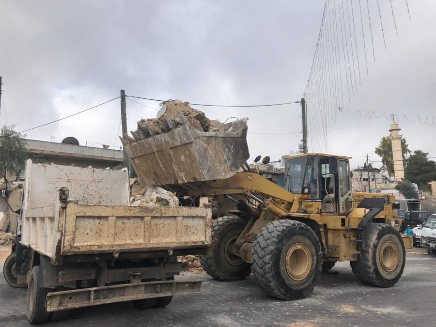 بلدية السلط تحل مشكلة تقاطع العيزرية وادي الريح... صور