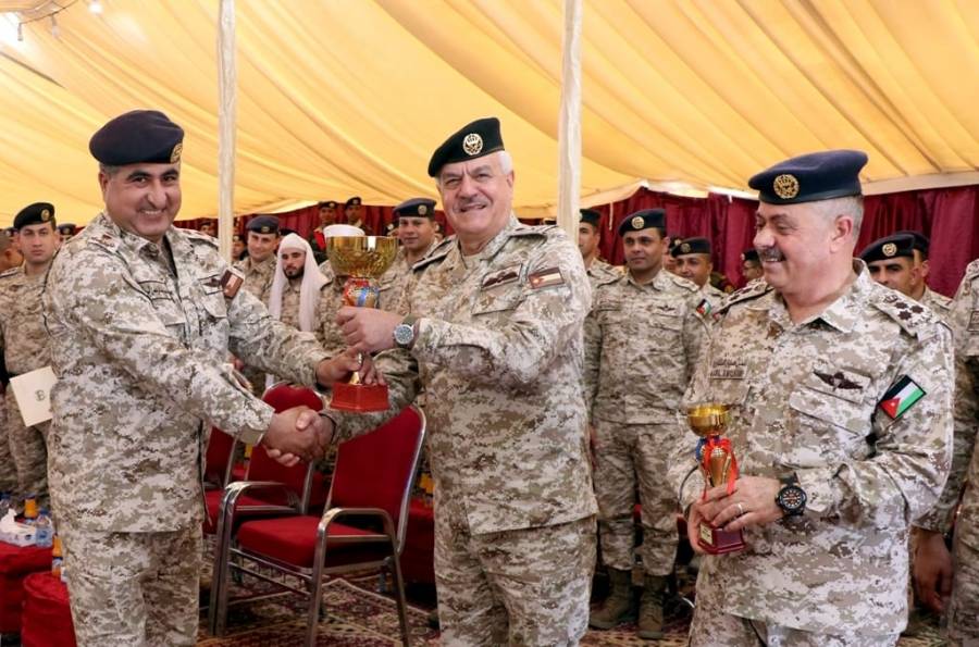 الحنيطي يشاهد معرضاً عسكرياً للاسلحة وراجمات الصواريخ