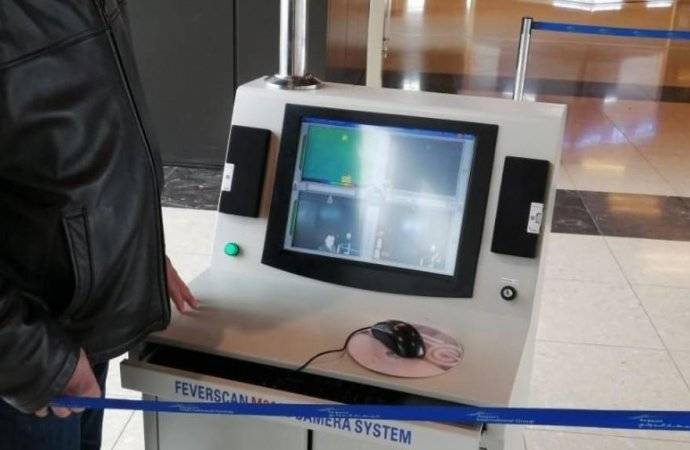 الصحة: الماسحات بالمطار تطلق تنبيهاً على حرارة تتجاوز 37.5 درجة