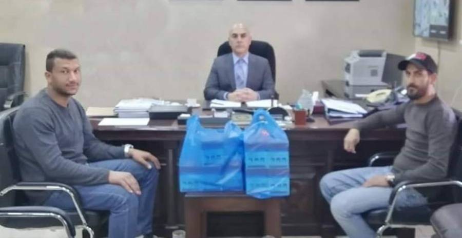 الكايد  يتسلم تبرع من القرالة والبلتاجي