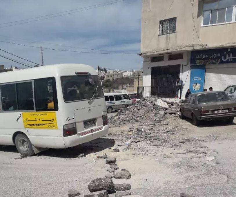 المزار الشمالي: إغلاق شارع رئيس احتجاجا على توقف تأهيل طريق جحفية