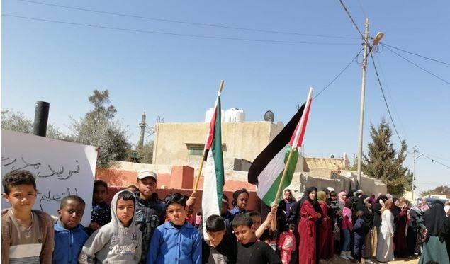 أولياء أمور في الحلابات يعتصمون احتجاجًا على تهالك مدرسة أبنائهم