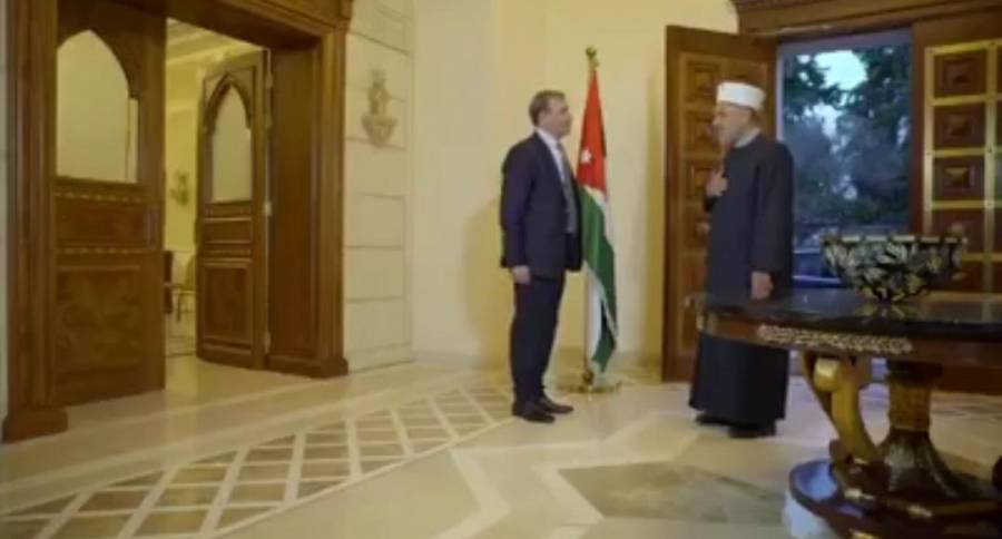 شاهد بالفيديو كيف يستقبل وزير الصحه وزير الأوقاف والشؤون والمقدسات الإسلامية.