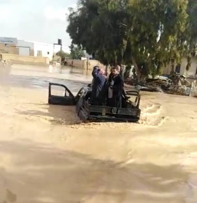 كوادر الامن العام : دفاع  مدني الزرقا انقاذ اربع اشخاص علقوا داخل مركبتهم نتيجة محاصرة مياه السيل لهم..فيديو