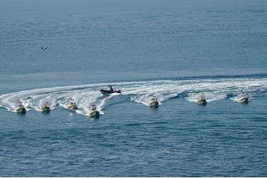 انقاذ 12 شخصا حاصرتهم الأمواج بالعقبة