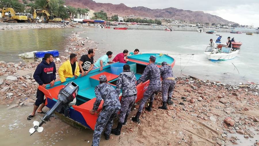 القوة البحرية والزوارق الملكية تنقذ أشخاص داهمتهم المياه في العقبة...صور