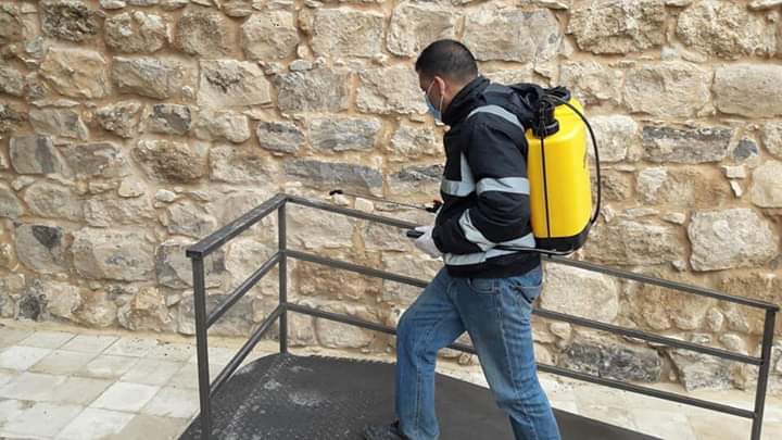 بلدية مادبا الكبرى تنفذ أعمال التعقيم للوقاية من فايروس كورونا