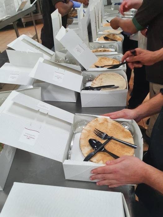 شاهد بالصور تقديم َوجبات الطعام للمحجورين صحيا في فنادق  البحر الميت...صور وفيديو.