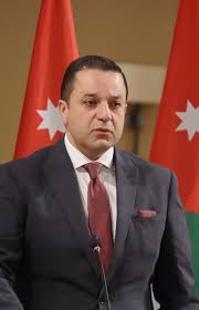 وزير المالية يعلن سلسلة قرارات لفريق حماية الاقتصاد الوطني