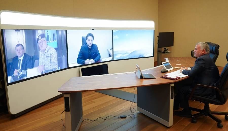 الملك يحضر اجتماع  عبر تقنية الاتصال المرئي بمشاركة ولي العهد.. صور