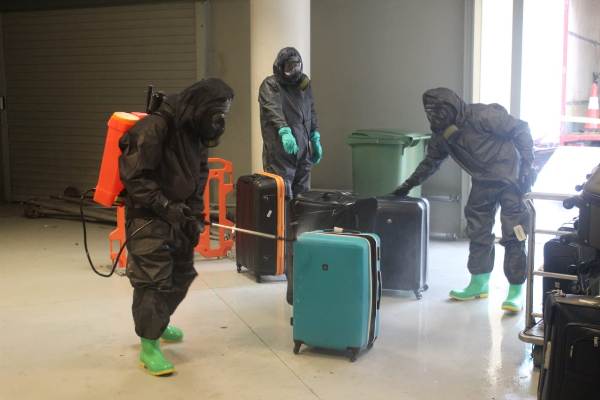 الجيش  يقوم بتعقيم أمتعة القادمين إلى مطار الملكة علياء الدولي