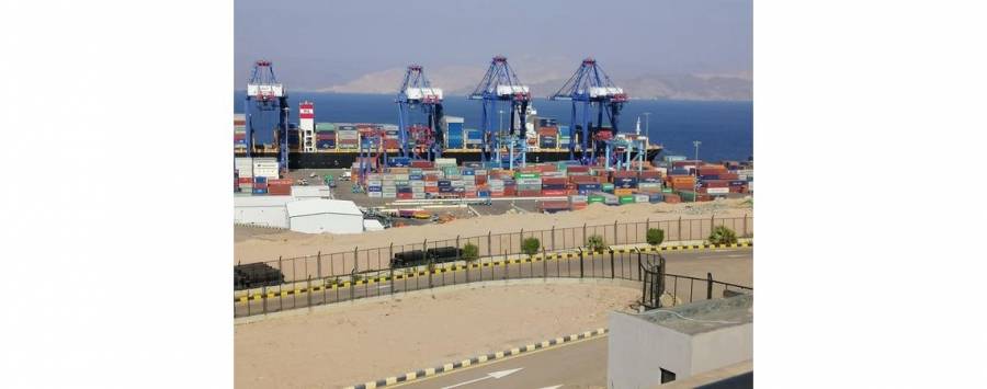 باخر محملة بـ 2500 حاوية من المواد الغذائية والاولية تصل ميناء العقبة