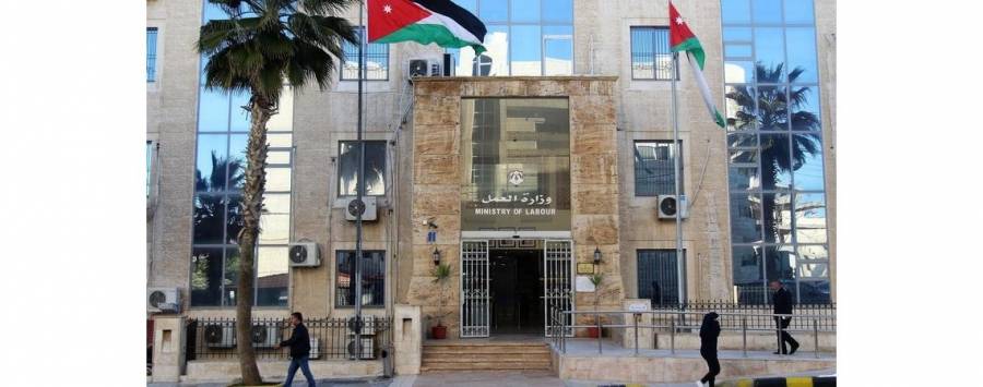 العمل تصدر دليلا لتوضيح كل ما يتعلق بالعامل وصاحب العمل