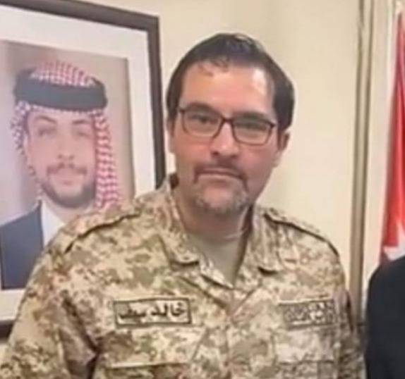 وزير النقل خالد سيف يبدأ عمله ببدلة الفوتيك العسكرية