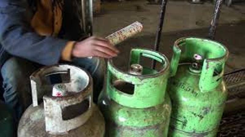 مركبات للغاز توزع الإسطوانات على المعارف فقط بظل الأزمة والطاقة تتوعد