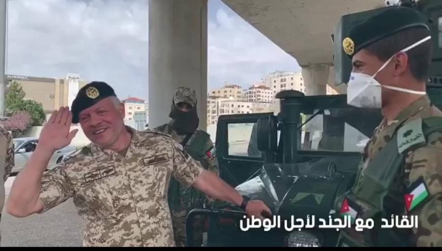 الملك مع رفاق السلاح... فيديو