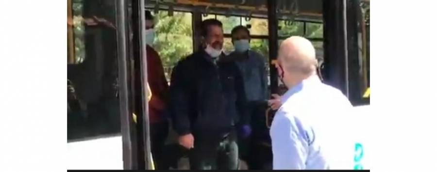 شاهد.. رئيس الوزراء يتفقد عملية توزيع الخبز في عمان (فيديو)