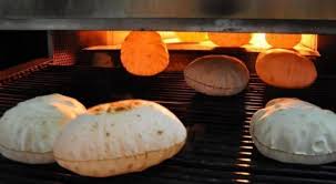 مادبا: فوضى وازدحام خلال عملية توزيع الخبز