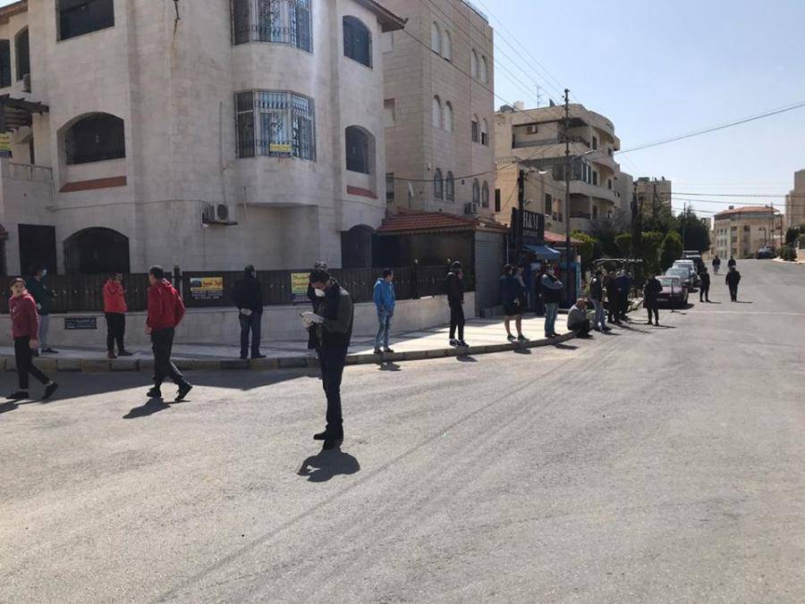 بالصور .. مشاهد تظهر إلتزام الأردنيين بالشراء من المحال التجارية