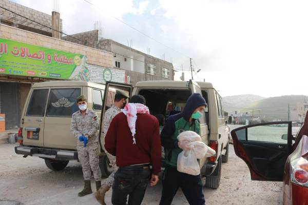 الجيش يوزع الخبز والمحروقات في قرية الجحفيّة