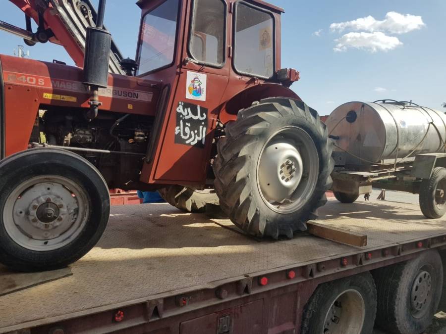 باشرت بلدية الزرقاء بتخطيط مسافة الامان امام البنوك في جميع مناطق البلدية .