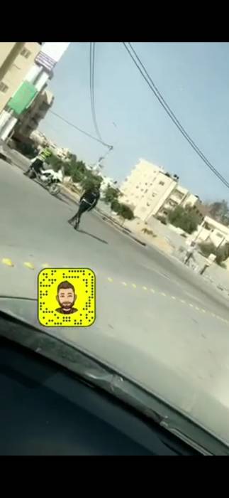 شاهد بالفيديو ماذا فعل رجل الأمن بعامل الوطن.