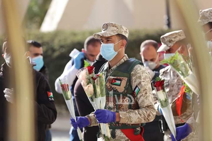 الجيش العربي يودع المحجورين بالورود... فيديو