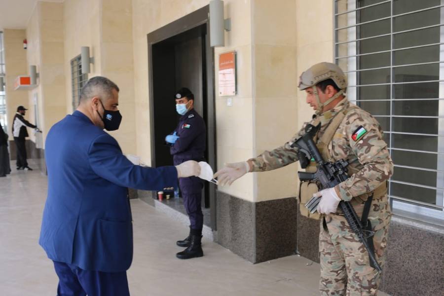 بلدية الزرقاء توزع الكمامات والقفازات والمعقمات على المواطنين المتواجدين امام البنوك