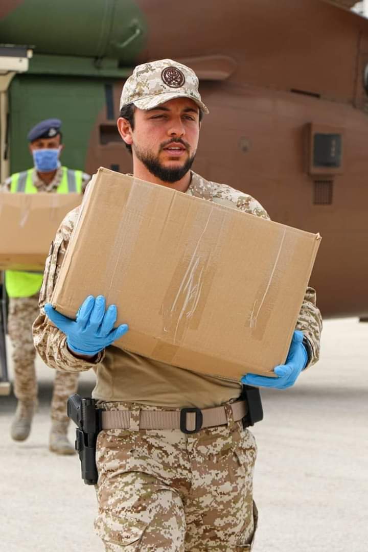 ولي العهد يشارك القوات المسلحة بتوزيع مساعدات عينية في إربد
