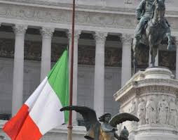 إيطاليا تنكس أعلامها حدادا على ضحايا كورونا