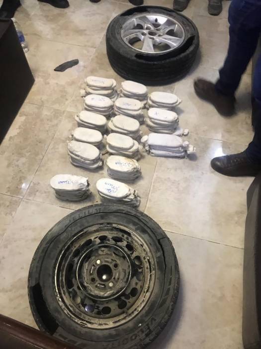 مكافحة المخدرات تلقي القبض على شخصين وتضبط بحوزتهما 5 اسلحة نارية  و25 كف من مادة الحشيش