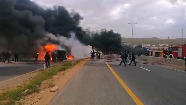 وفاة شخص اثر حادث تدهور صهريج و احتراقه في محافظة الزرقاء... صور وفيديو