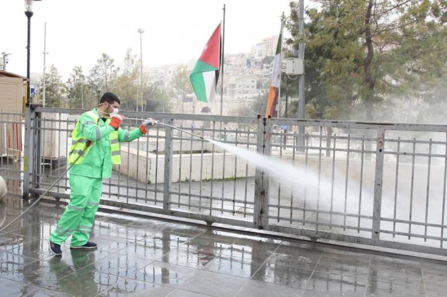 الأمانة تباشر بتعقيم مخيمي الحسين والنصر