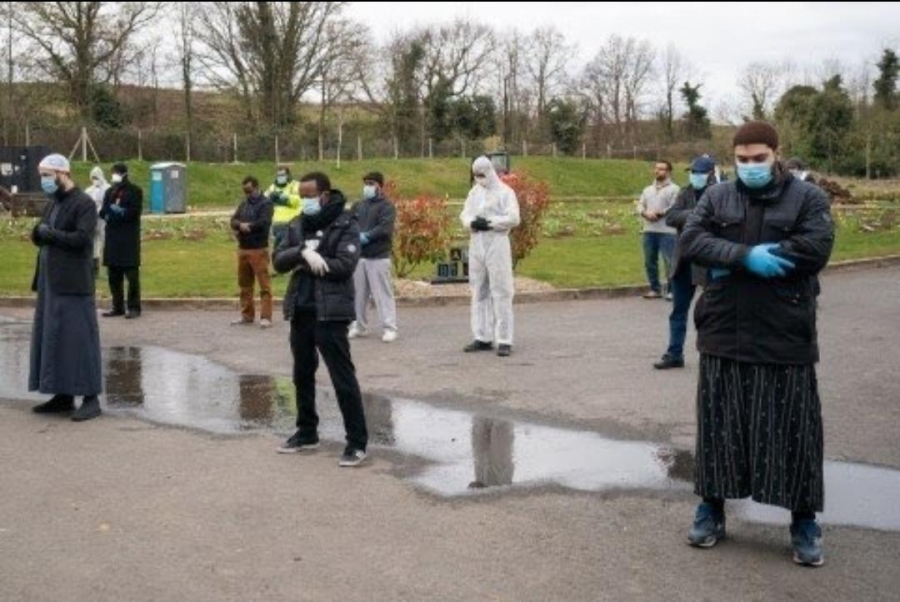 شاهد كيف شيع المسلمون جنازة أصغر ضحية لكورونا في بريطانيا