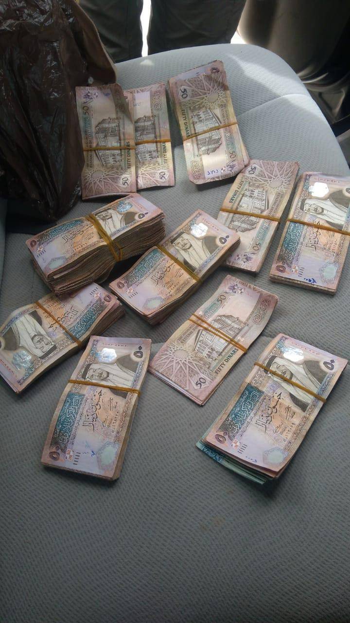 البحث الجنائي يعيد  ٣٩ الف دينار لصاحبها ، بعد القاء القبض على شخص قام بسرقتها من داخل منزله في محافظة اربد .