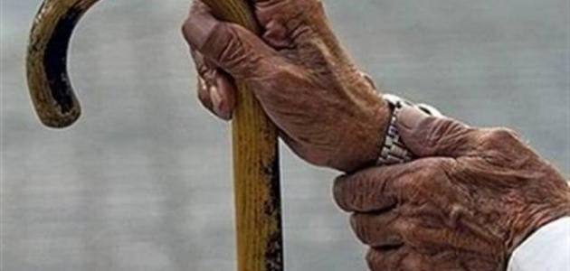 نقل مُسن تخلى عنه أبناؤه لدار رعاية في عمان