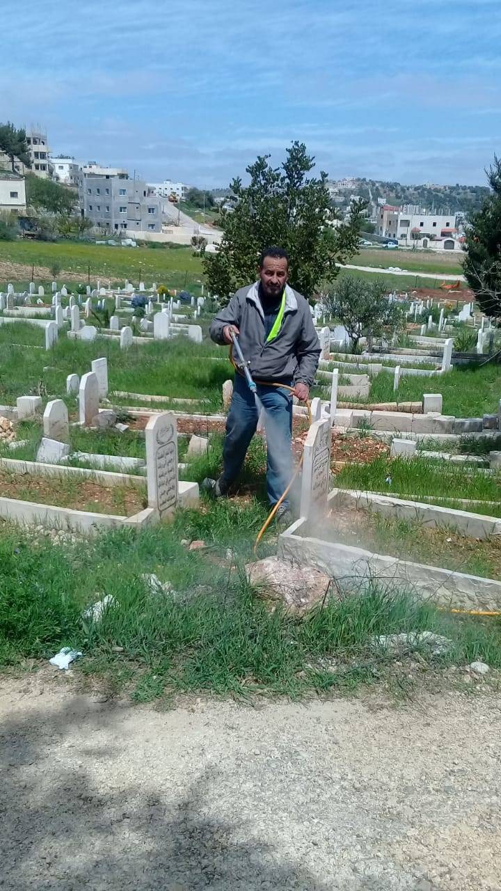 تواصل بلدية الجنيد برش المقابر بأمبيد الأعشاب للمقابر وتعقيم كل الحياء والمرافق.صور