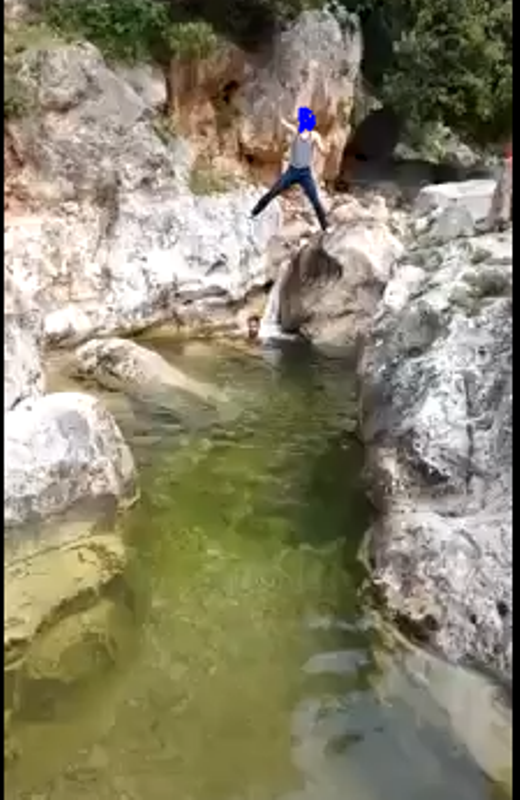 مواطن خالف قرار حظر التجول ومارس السباحة بقبضة الأمن