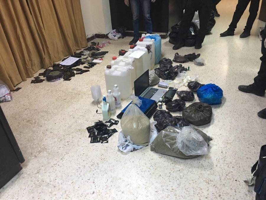 عاجل : بالصور .. مداهمية أمنية بالرمثا تسفر عن القبض على شخصين احدهما مصنف بالخطير و ضبط كميات كبيرة من الجوكر