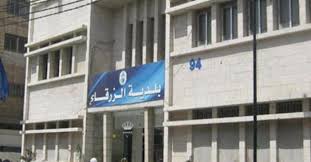 إغلاق عدد من الشوارع الرئيسية في الزرقاء بالحواجز الإسمنتية