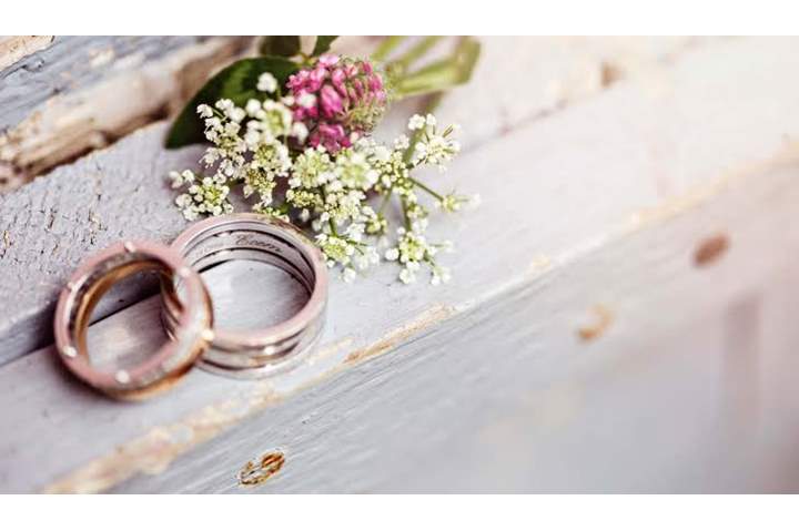 عروسان أردنيان بالهاشمية يستبدلان حفل زفافهما بتوزيع طرود الخير