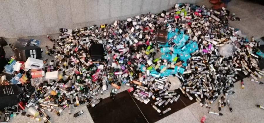 الجمارك تحبط تهريب 1600 سيجارة إلكترونية