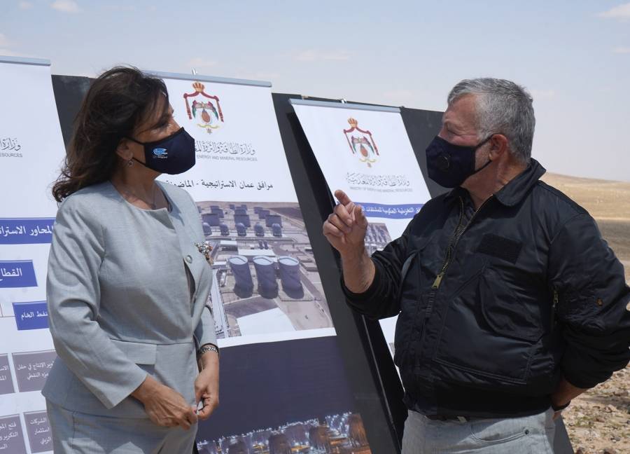 الملك يوجه الحكومة إلى الاستفادة من انخفاض أسعار النفط بهدف تعزيز المخزون الإستراتيجي.