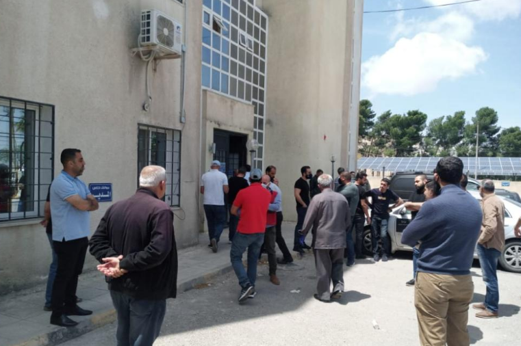 وقفة لاصحاب المطاعم والحلويات باربد تطالب بتعديل إجراءات البيع