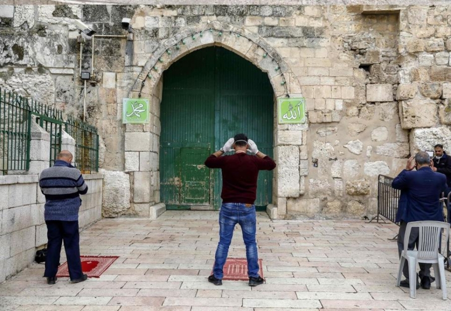 بالصور.. صلاة الجمعة الأولى من رمضان في زقاق بالبلدة القديمة في القدس وسط قيود فيروس «كورونا»