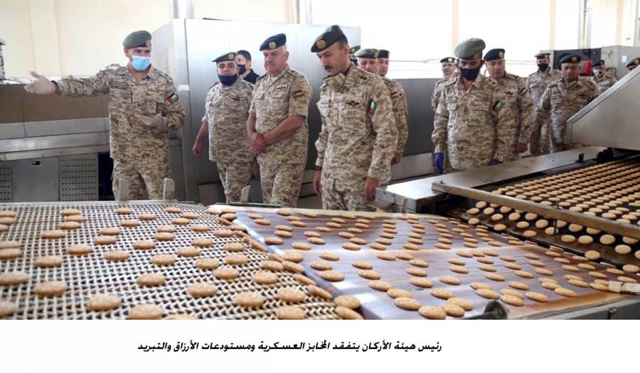رئيس هيئة الأركان يتفقد المخابز العسكرية ومستودعات الأرزاق والتبريد