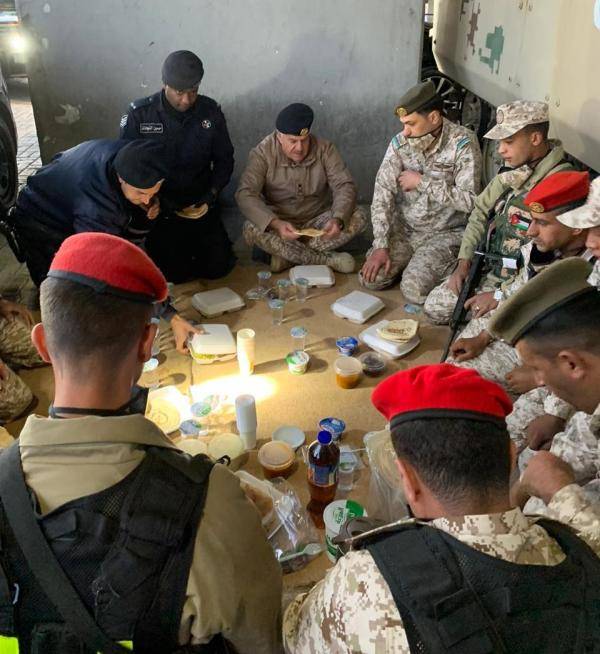 الحنيطي يشارك وجبة الإفطار مع إحدى نقاط الغلق