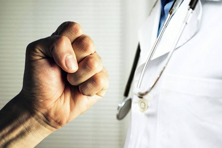 اعتداء على طبيب في مستشفى الشونة الجنوبية