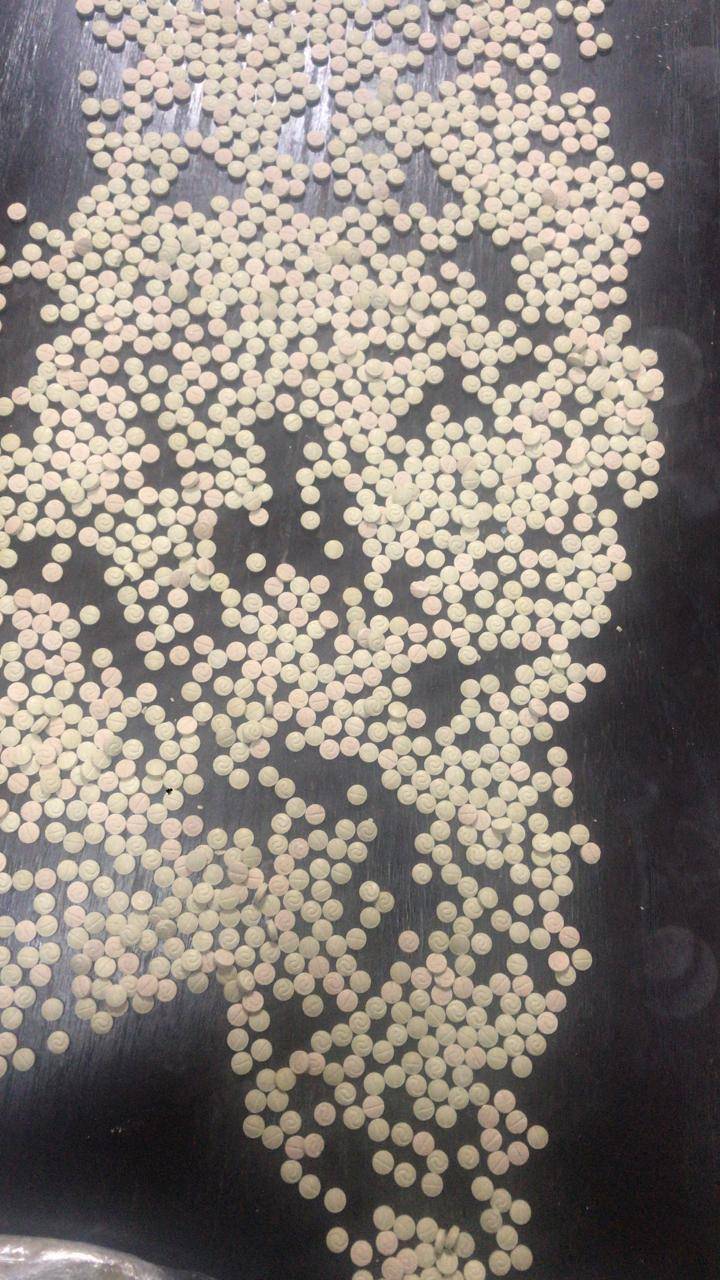 ضبط مركبة محملة بالمخدرات على الطريق الصحراوي (صور)